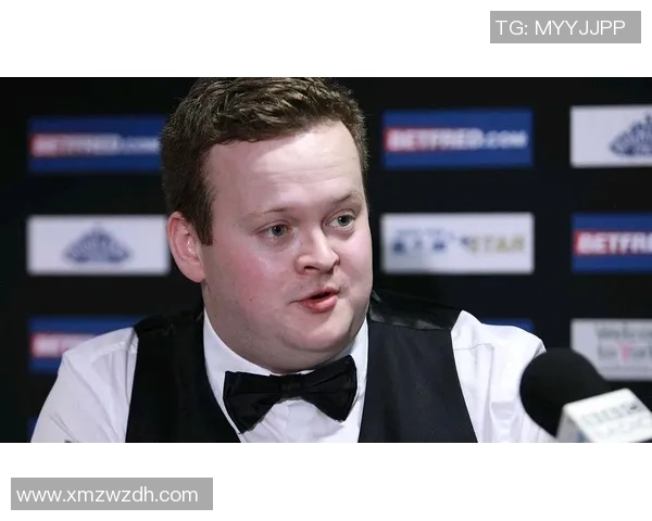 足球明星妻子突袭丈夫训练场查岗 引发网友热议与争议