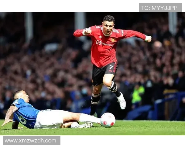 足球巨星怒摔手机引热议 揭示运动员情绪管理与个人隐私之争 足球巨星怒摔手机引热议 揭示运动员情绪管理与个人隐私之争